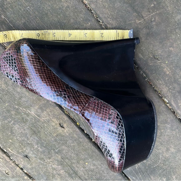 H by Halston Burgundy Embossed Snakeskin Vegan Leather Wedges Size 8M - Picture 8 of 11